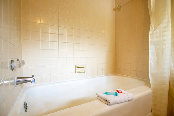 Foto van 1 Queen En 1 Twin Room Met Kitchenette - Vakantiehuis in Bryson city - BathRoom