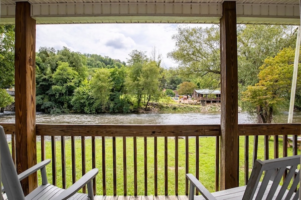 Foto van 1 Queen En 1 Twin Room Met Kitchenette - Vakantiehuis in Bryson city - TerraceBalcony