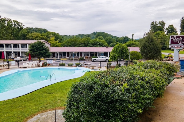 Foto van 1 Queen En 1 Twin Room Met Kitchenette - Vakantiehuis in Bryson city - Pool