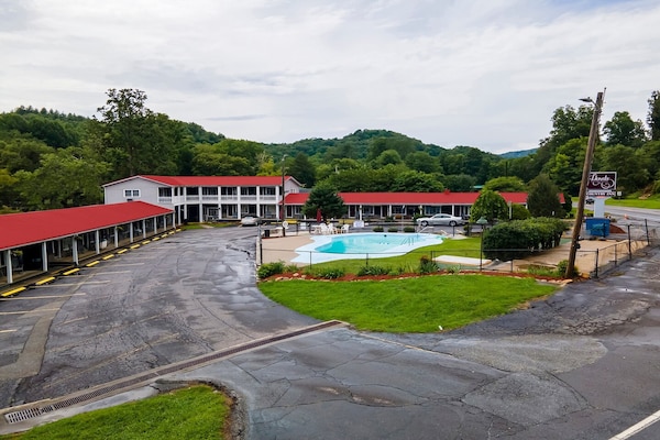 Foto van 1 Queen En 1 Twin Room Met Kitchenette - Vakantiehuis in Bryson city - ExteriorSummer