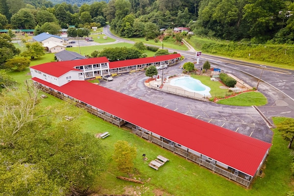 Foto van 1 Queen En 1 Twin Room Met Kitchenette - Vakantiehuis in Bryson city - ExteriorSummer