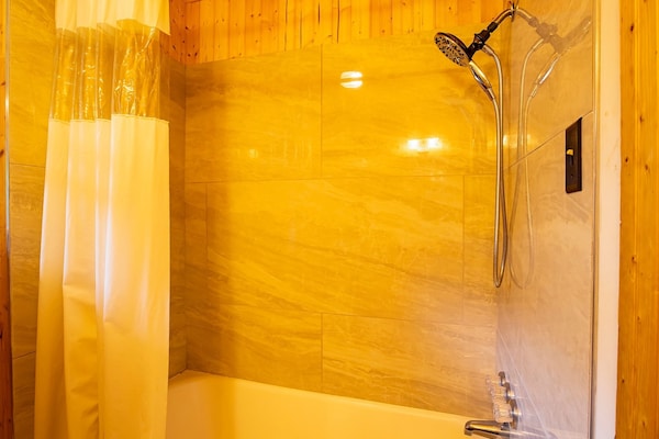 Foto van Queen Room - Riverfront - Vakantiehuis in Bryson city - BathRoom