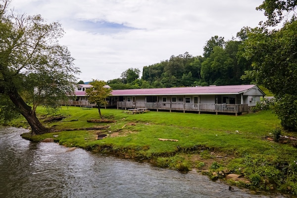 Foto van Queen Room - Riverfront - Vakantiehuis in Bryson city - GardenSummer