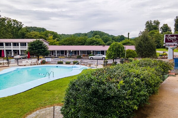 Foto van Queen Room - Riverfront - Vakantiehuis in Bryson city - Pool