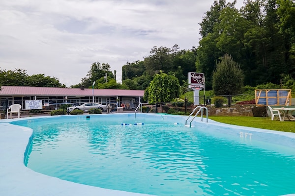 Foto van Queen Room - Riverfront - Vakantiehuis in Bryson city - Pool