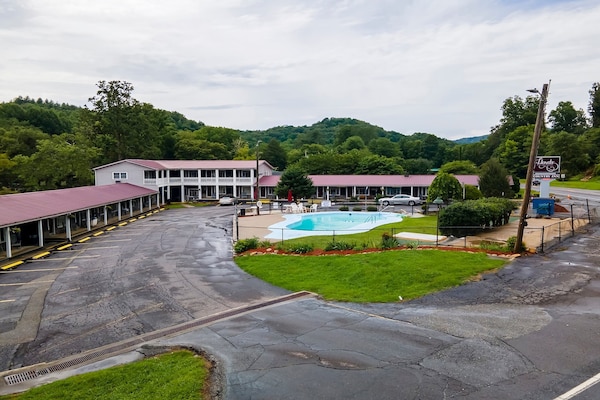 Foto van Queen Room - Riverfront - Vakantiehuis in Bryson city - parking