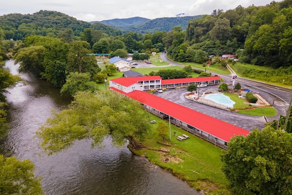 Foto van Queen Room - Riverfront - Vakantiehuis in Bryson city - ExteriorSummer
