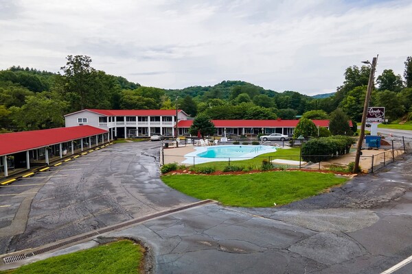 Foto van Queensize bed | Niet roken - Vakantiehuis in Bryson city - ExteriorSummer