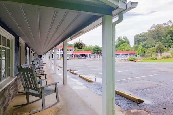 Foto van Queensize bed | Niet roken - Vakantiehuis in Bryson city - ExteriorSummer