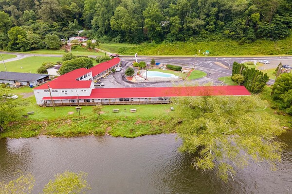 Foto van Queensize bed | Niet roken - Vakantiehuis in Bryson city - ExteriorSummer