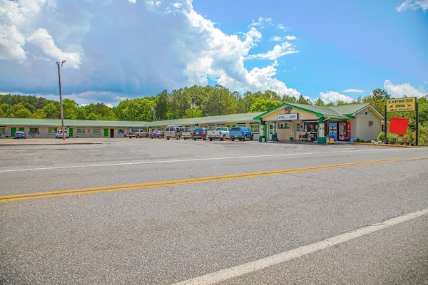 Foto van Calhoun GA | Queensize bed | Roken toegestaan - Vakantiehuis in Calhoun GA - parking