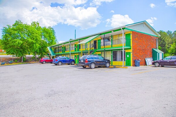 Foto van Calhoun GA | Queensize bed | Roken toegestaan - Vakantiehuis in Calhoun GA - ExteriorSummer