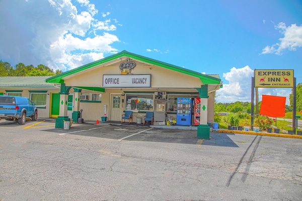 Foto van Queensize bed | Niet roken - Vakantiehuis in Calhoun GA - ExteriorSummer