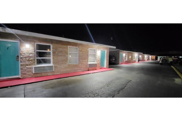 Foto van Queen Bed Met Kitchenette Non - Roken - Vakantiehuis in Corpus Christi TX - parking