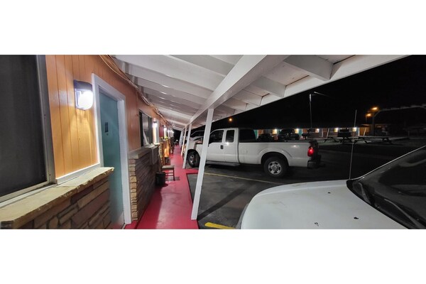 Foto van Queen Bed Met Kitchenette Non - Roken - Vakantiehuis in Corpus Christi TX - parking