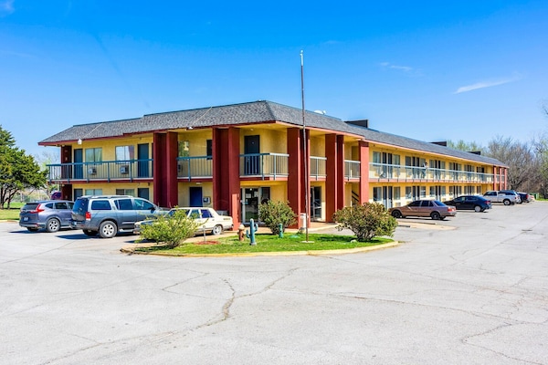 Foto van 1 Kingsize Bed En 2 Volledig Bed - Vakantiehuis in Chickasha OK - ExteriorSummer