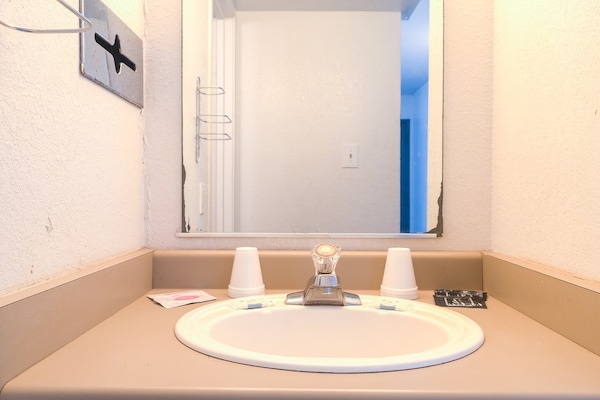 Foto van 1 Kingsize Bed En 2 Volledig Bed - Vakantiehuis in Chickasha OK - BathRoom