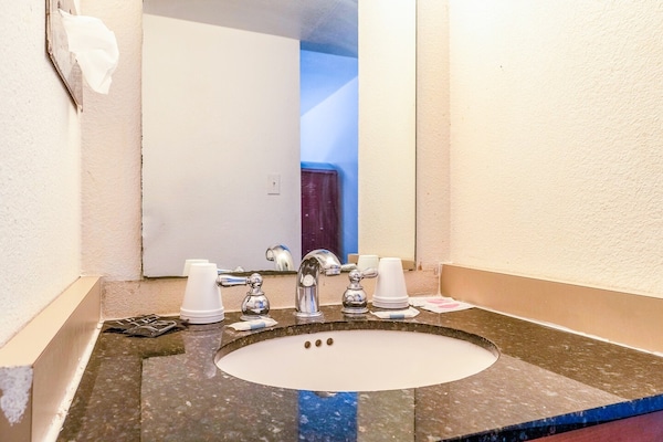 Foto van 1 Kingsize Bed En 2 Volledig Bed - Vakantiehuis in Chickasha OK - BathRoom
