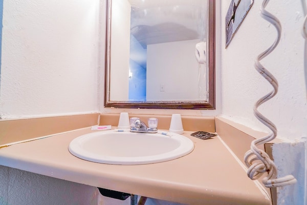 Foto van 1 Kingsize Bed En 2 Volledig Bed - Vakantiehuis in Chickasha OK - BathRoom