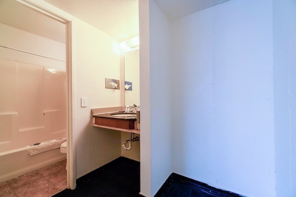 Foto van 1 Kingsize Bed En 2 Volledig Bed - Vakantiehuis in Chickasha OK - BathRoom