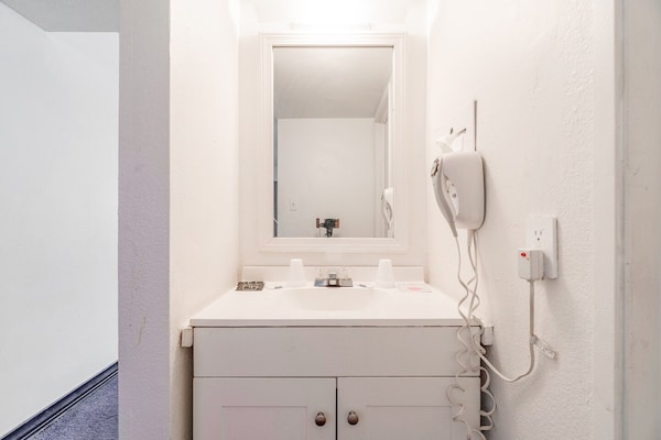 Foto van 1 Kingsize Bed En 2 Volledig Bed - Vakantiehuis in Chickasha OK - BathRoom