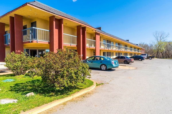 Foto van 1 Kingsize Bed En 2 Volledig Bed - Vakantiehuis in Chickasha OK - ExteriorSummer