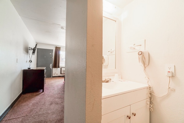 Foto van 1 Kingsize Bed En 2 Volledig Bed - Vakantiehuis in Chickasha OK - BathRoom