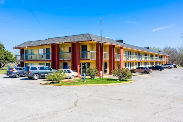 Foto van 1 Kingsize Bed En 1 Volledig Bed - Vakantiehuis in Chickasha OK - ExteriorSummer