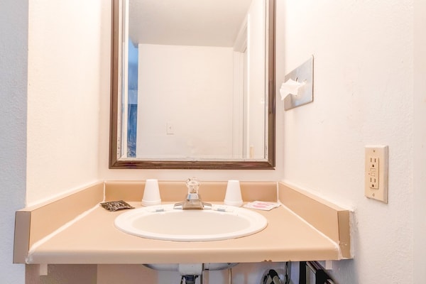 Foto van 1 Kingsize Bed En 1 Volledig Bed - Vakantiehuis in Chickasha OK - BathRoom