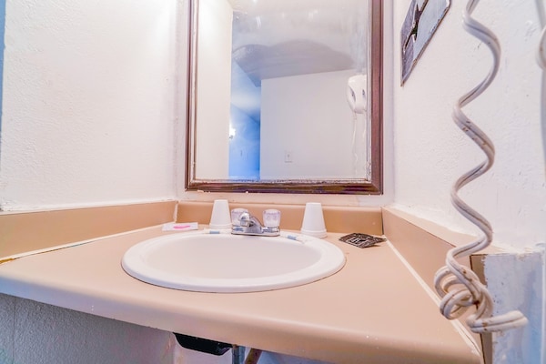 Foto van 1 Kingsize Bed En 1 Volledig Bed - Vakantiehuis in Chickasha OK - BathRoom