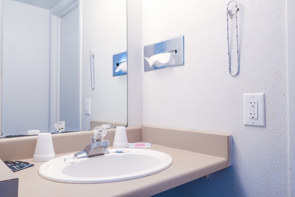 Foto van 1 Kingsize Bed En 1 Volledig Bed - Vakantiehuis in Chickasha OK - BathRoom