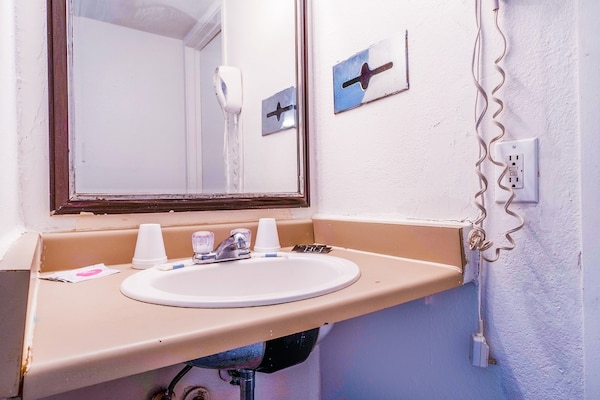 Foto van 1 Kingsize Bed En 1 Volledig Bed - Vakantiehuis in Chickasha OK - BathRoom