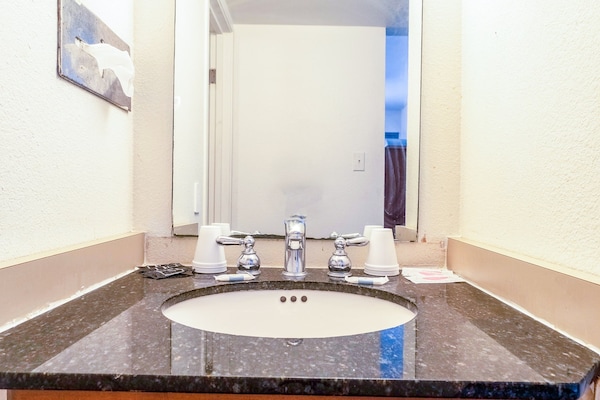 Foto van 1 Kingsize Bed En 1 Volledig Bed - Vakantiehuis in Chickasha OK - BathRoom