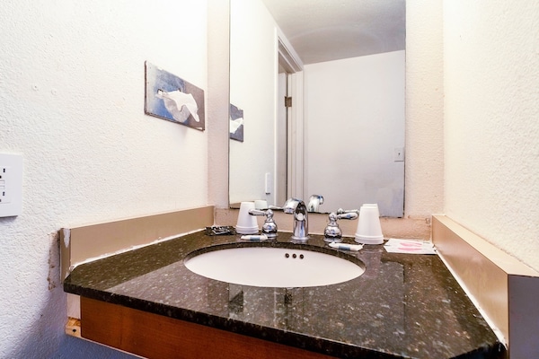 Foto van 1 Kingsize Bed En 1 Volledig Bed - Vakantiehuis in Chickasha OK - BathRoom