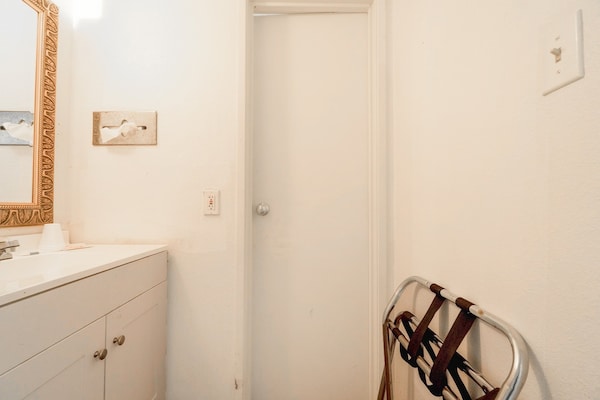 Foto van 1 Kingsize Bed En 1 Volledig Bed - Vakantiehuis in Chickasha OK - BathRoom
