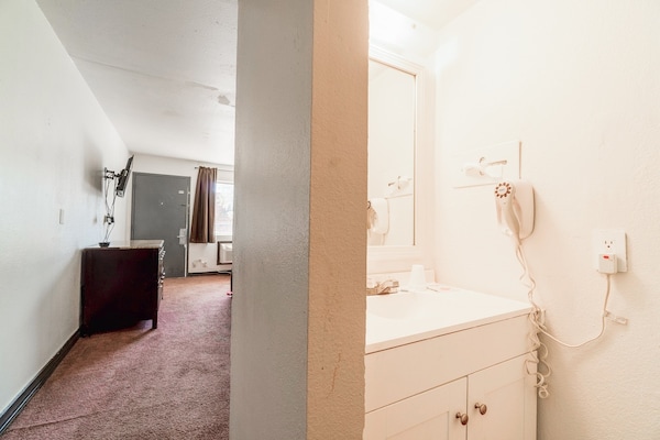 Foto van 1 Kingsize Bed En 1 Volledig Bed - Vakantiehuis in Chickasha OK - BathRoom