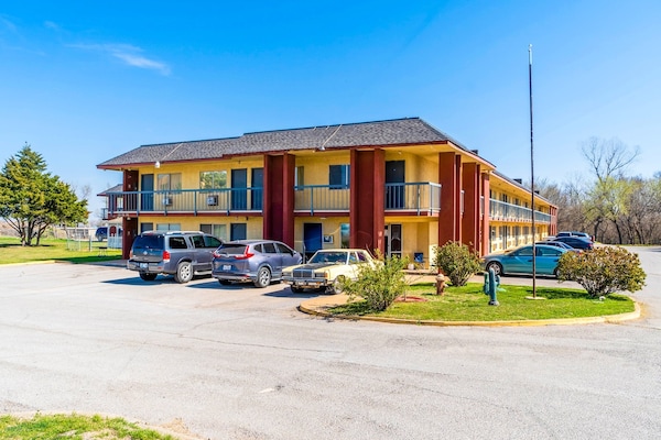 Foto van 1 Kingsize Bed En 1 Volledig Bed - Vakantiehuis in Chickasha OK - ExteriorSummer
