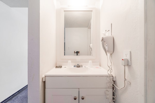 Foto van 1 Kingsize Bed En 1 Volledig Bed - Vakantiehuis in Chickasha OK - BathRoom