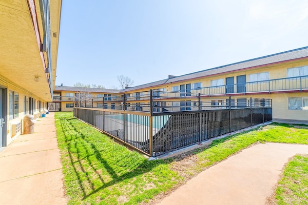 Foto van 1 Kingsize Bed En 1 Volledig Bed - Vakantiehuis in Chickasha OK - GardenSummer