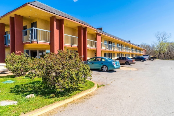 Foto van 1 Kingsize Bed En 1 Volledig Bed - Vakantiehuis in Chickasha OK - ExteriorSummer