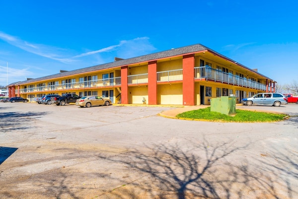 Foto van 1 Kingsize Bed En 1 Volledig Bed - Vakantiehuis in Chickasha OK - ExteriorSummer