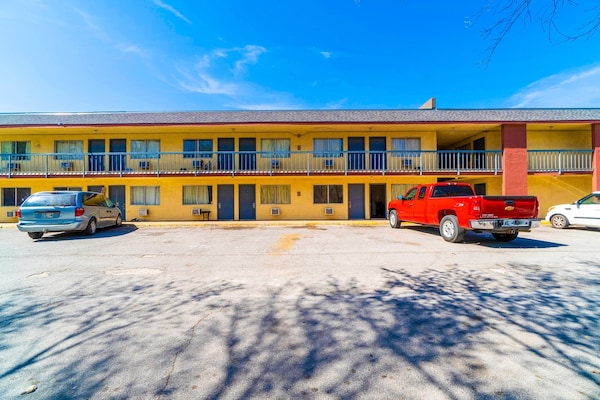 Foto van 1 Kingsize Bed En 1 Volledig Bed - Vakantiehuis in Chickasha OK - ExteriorSummer