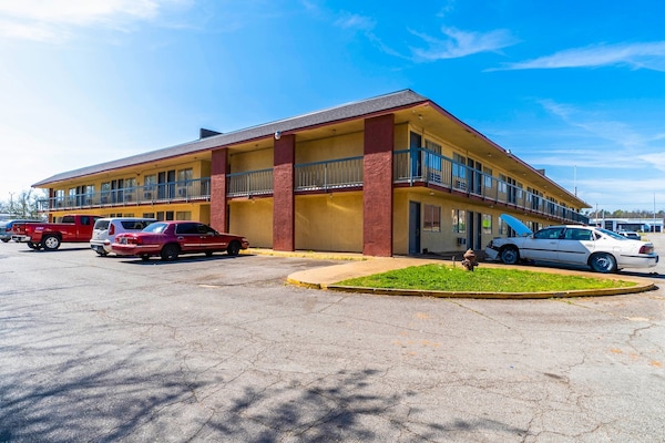 Foto van 1 Kingsize Bed En 1 Volledig Bed - Vakantiehuis in Chickasha OK - ExteriorSummer