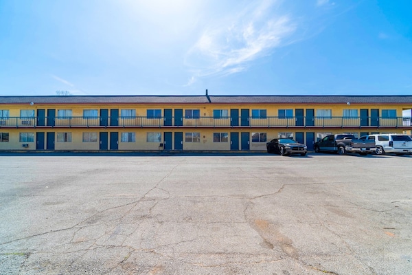 Foto van 1 Kingsize Bed En 1 Volledig Bed - Vakantiehuis in Chickasha OK - ExteriorSummer