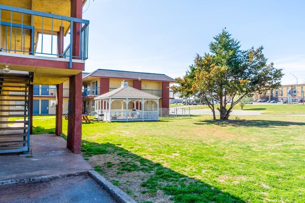 Foto van 1 Kingsize Bed En 1 Volledig Bed - Vakantiehuis in Chickasha OK - ExteriorSummer