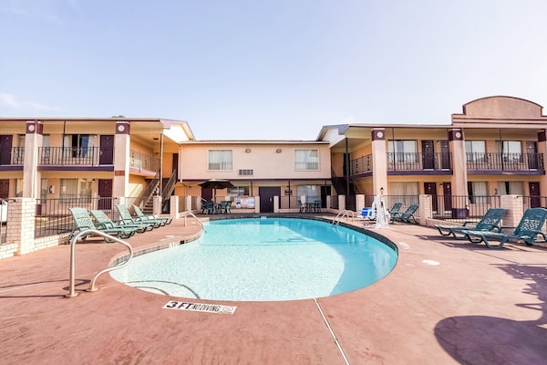 Foto van Premium kingsize bed | Texarkana TX - Vakantiehuis in Texarkana TX - Pool