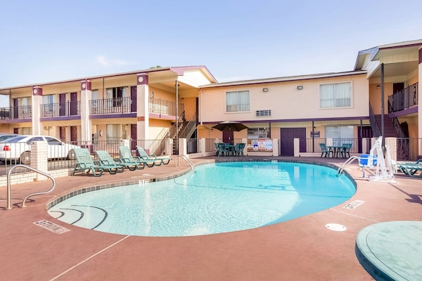 Foto van Premium kingsize bed | Texarkana TX - Vakantiehuis in Texarkana TX - Pool