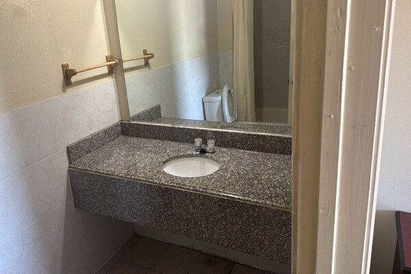 Foto van Tweepersoonsbed (queensize) | Roken mogelijk | Dallas - BathRoom