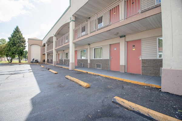 Foto van Premium tweepersoonsbed (Queensize) | Elkhart IN - Vakantiehuis in Elkhart IN - parking
