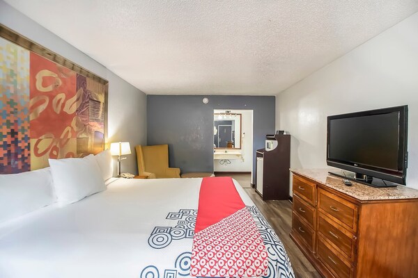 Foto van Premium kingsize bed | Daylight Inn Elkhart I-90, IN - BedRoom